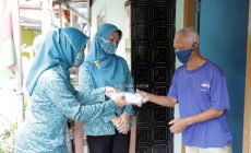 Permalink to Ajak Masyarakat Disiplin Gunakan Masker, Ibu Riana Arinal Bagikan Masker di Kelurahan Kupang Kota, Bandarlampung