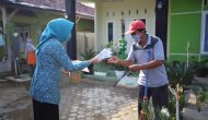 Permalink to Jaga Disiplin Terapkan Protokol Kesehatan, Ibu Riana Arinal Bagikan Masker kepada Masyarakat Metro dan Lampung Timur